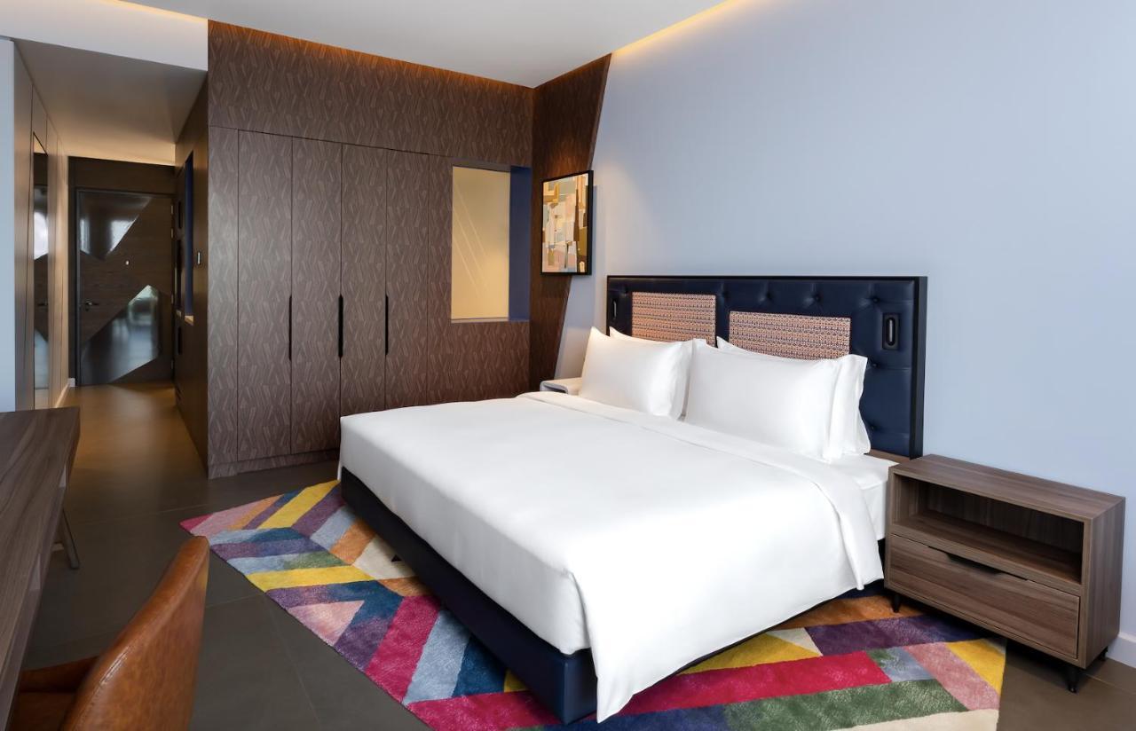 Hyatt Centric Jumeirah Dubai Luaran gambar A bedroom at the hotel