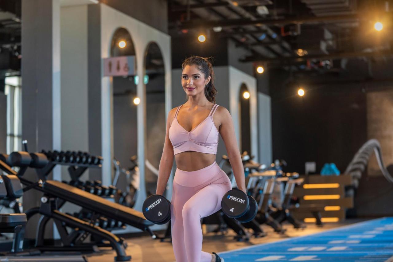 Hyatt Centric Jumeirah Dubai Luaran gambar A woman working out with weights