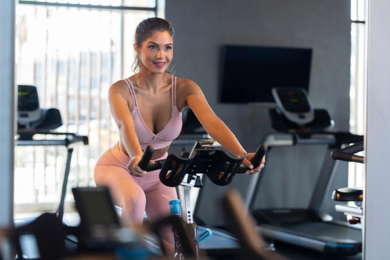 Hyatt Centric Jumeirah Dubai Luaran gambar A woman on a stationary bicycle