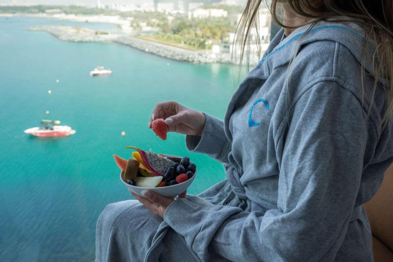 Hyatt Centric Jumeirah Dubai Luaran gambar A woman wearing a bathrobe