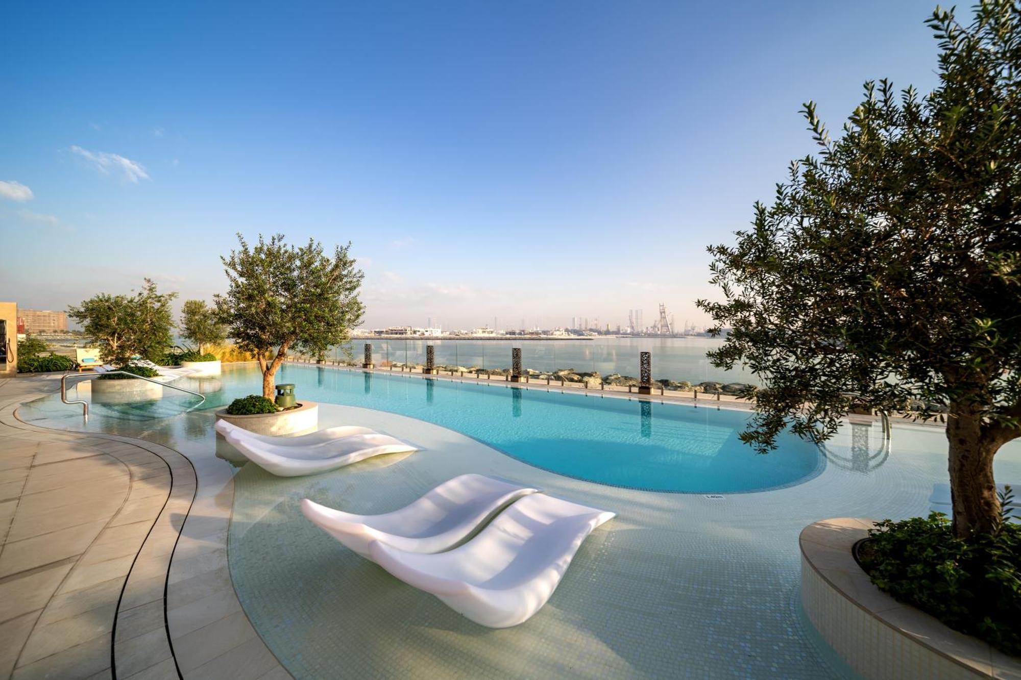 Hyatt Centric Jumeirah Dubai Luaran gambar The swimming pool at the top of the hotel