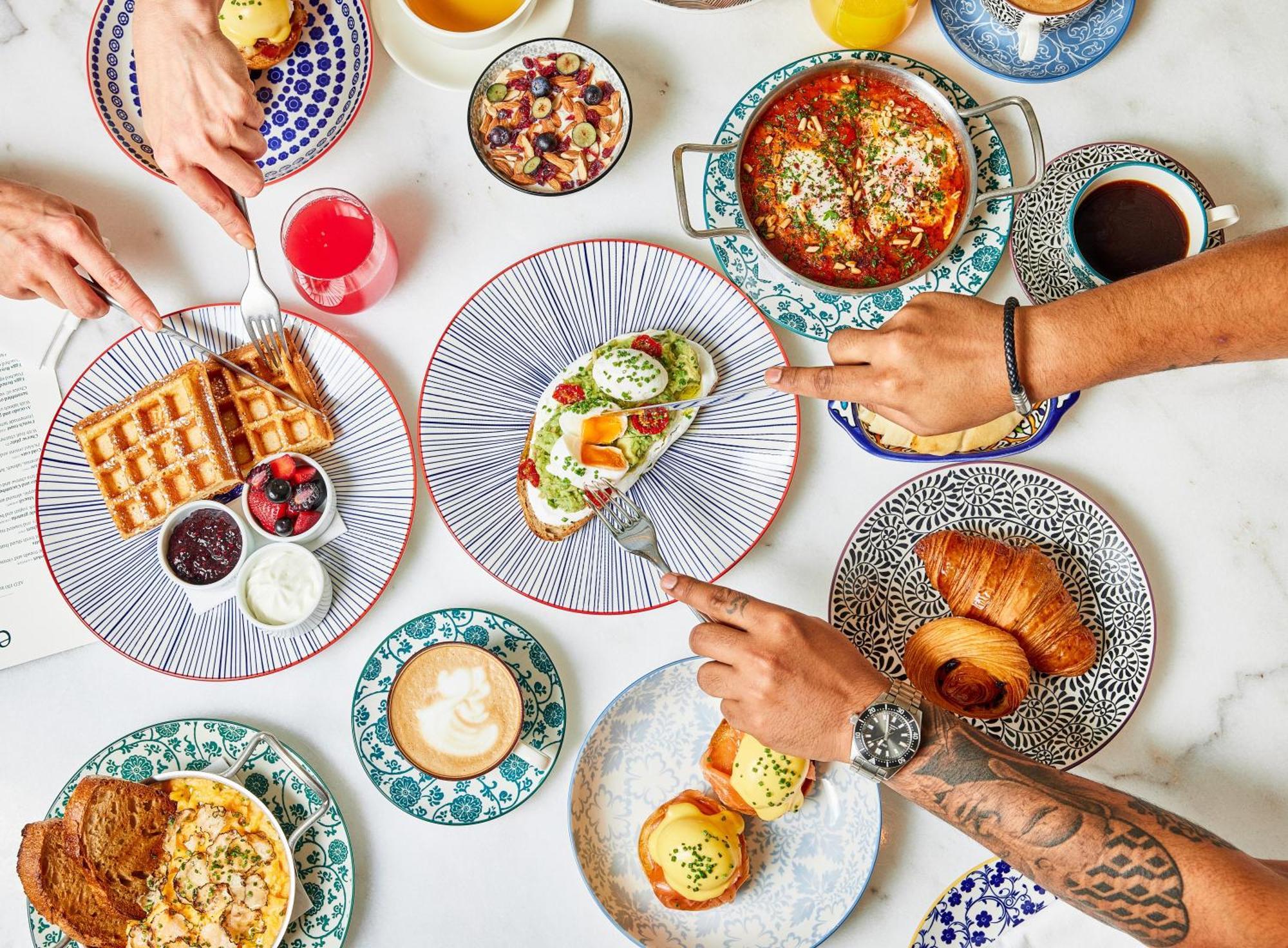 Hyatt Centric Jumeirah Dubai Luaran gambar Breakfast at the restaurant
