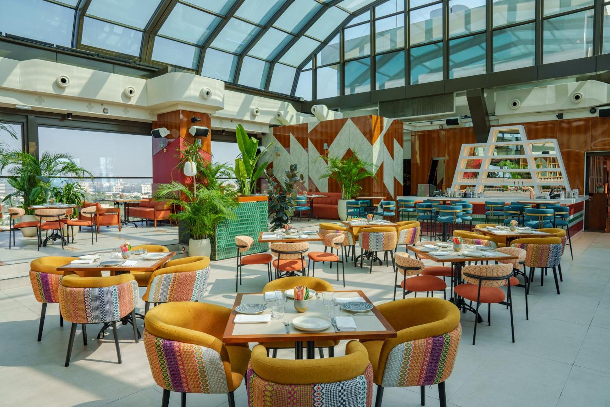 Hyatt Centric Jumeirah Dubai Luaran gambar The interior of the restaurant