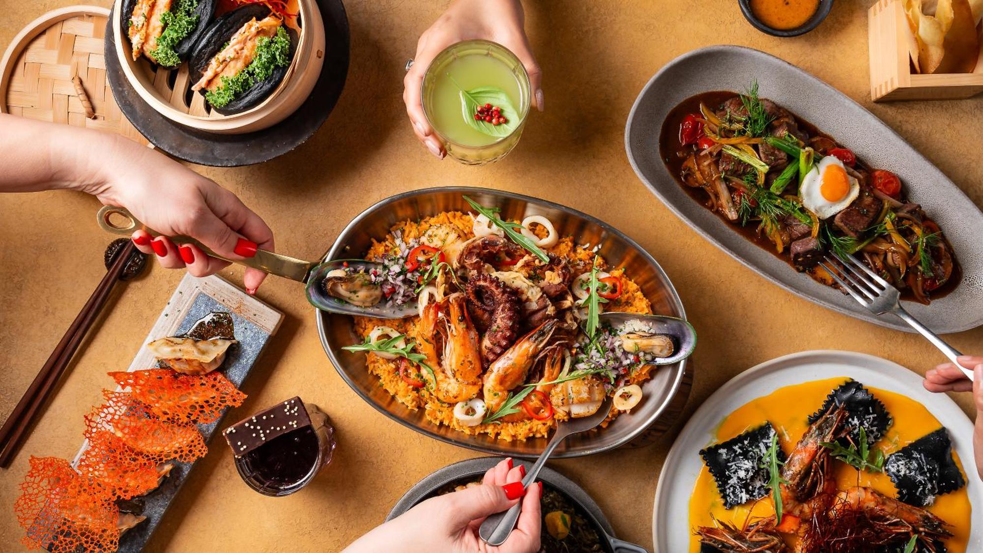Hyatt Centric Jumeirah Dubai Luaran gambar Dishes at the restaurant